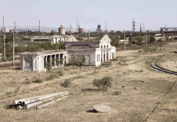 Abandonado Parcialmente Arruinado Edifício Branco Com Plantas Selvagens Crescendo Dentro — Fotografia de Stock