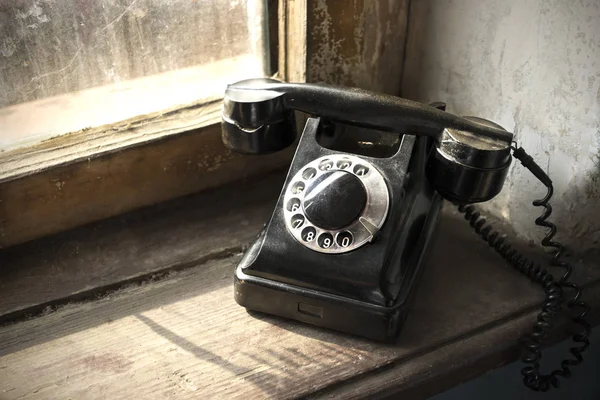 Stary Czarny Telefon Stacjonarny Parszywym Drewnianym Parapecie Vintage Telefon Stacjonarny — Zdjęcie stockowe