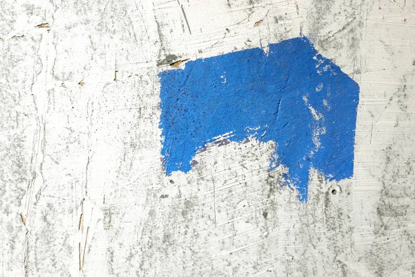 Ruwe Kleurrijke Penselen Een Wit Grof Geschilderde Muur Blauwe Penselen — Stockfoto