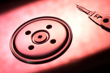 Disk sürücüsünün içeriden yansıması var. HDD iç parçaları. Bilgisayar donanımı. HDD Aç.