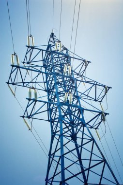 Arka planda mavi bir gökyüzü olan elektrik direği. Elektrik direci.