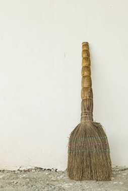 Yaşlı süpürge duvara yaslandı.