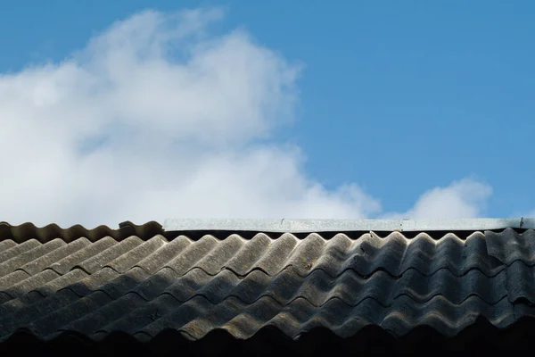 Velha Ardósia Grungy Telhado Uma Casa Aldeia — Fotografia de Stock