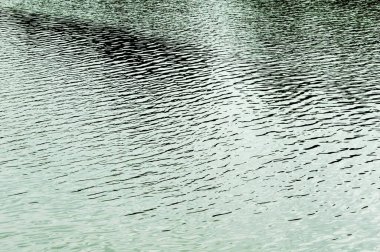 Yansımalı nehir suyu yüzeyi.