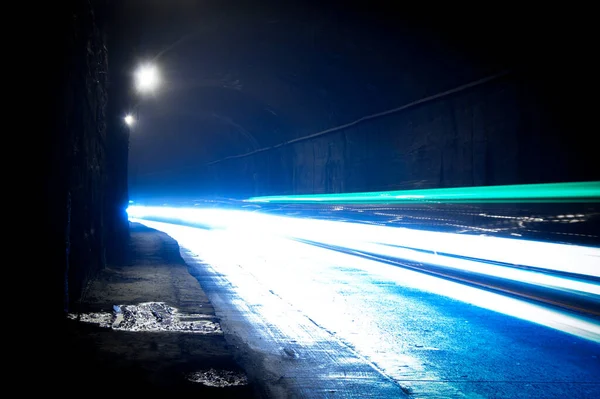 Alter Feuchter Tunnel Mit Wasser Das Aus Der Wand Fließt — Stockfoto