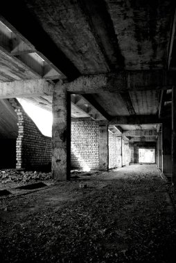 Bitmemiş ve terk edilmiş beton ve tuğla bina. 