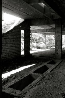Bitmemiş ve terk edilmiş beton ve tuğla bina. 