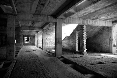 Bitmemiş ve terk edilmiş beton ve tuğla bina. 