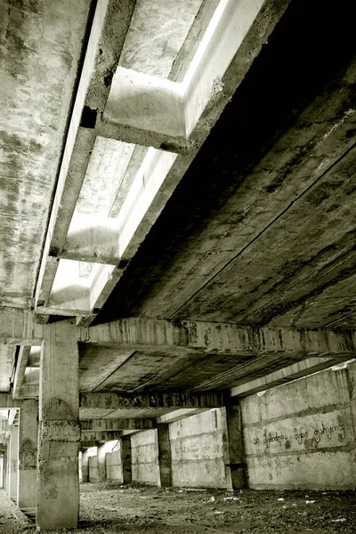 Bitmemiş ve terk edilmiş beton ve tuğla bina. 