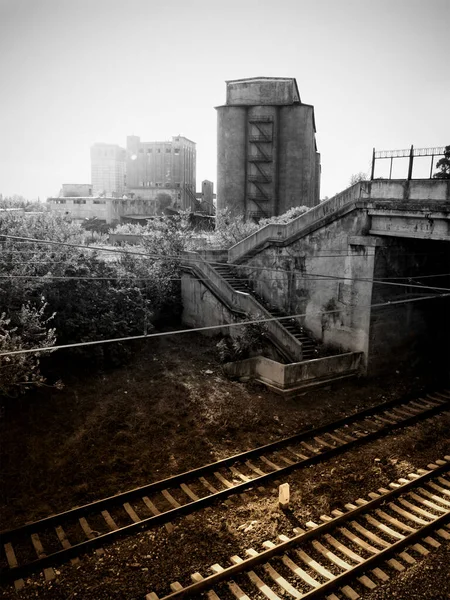 Fábrica Abandonada Distrito Industrial Com Uma Ferrovia Nas Proximidades — Fotografia de Stock