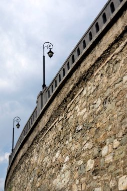 Demir sokak lambaları taş bir geçitte duruyor. Sokak detayları.