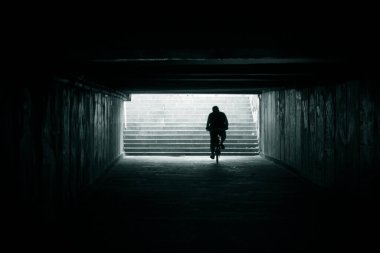 Bulanık insan silueti bir yeraltı geçidinde