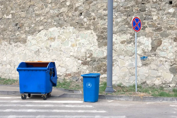 Caixas Lixo Plástico Azul Sinal Estrada Pelo Fundo Parede Pedra — Fotografia de Stock