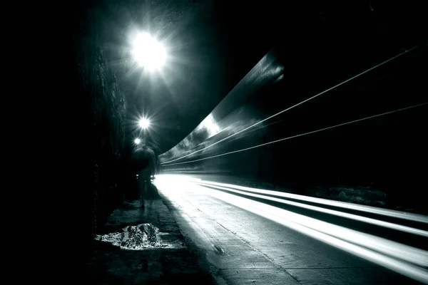 Verschwommenes Bild Einer Menschlichen Silhouette Einem Tunnel — Stockfoto