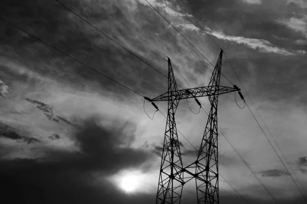Yüksek voltaj hatları. Elektrik direği.. 