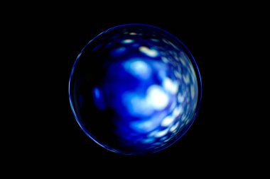Soyut bulanık desenli parlak bir kristal kürenin bulanık görüntüsü. Görüntü olarak soyut lensball.