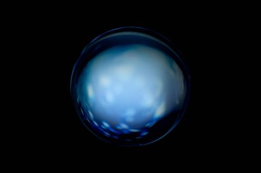 Soyut bulanık desenli parlak bir kristal kürenin bulanık görüntüsü. Görüntü olarak soyut lensball.