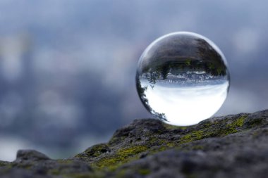 Mercek topundan görünen bir manzara. İçi manzaralı camdan bir top.. 