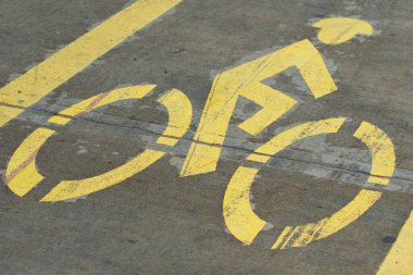 Bisiklet sürücüleri için bir yol gösteren sarı grafik simgesi.