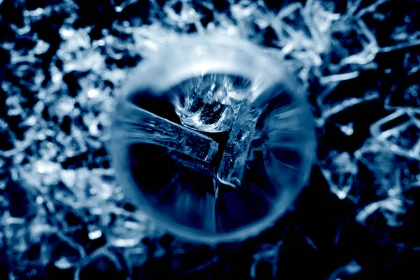 Egy Elmosódott Kép Egy Átlátszó Kristálygömbről Torz Kilátással Törött Üvegdarabok — Stock Fotó