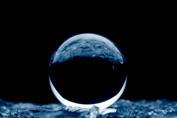 Absztrakt Üveggolyó Kék Ruhában Egy Kristálygömb Elmosódott Mintával Homályos Üveggolyó — Stock Fotó
