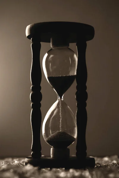 Horloge Sable Sur Des Morceaux Verre Brisé Dans Flou — Photo