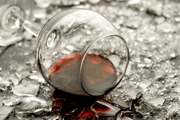 Upadła Szklanka Czerwonego Wina Rozbitym Szklanym Tle Szkło Wina Odłamkach — Zdjęcie stockowe