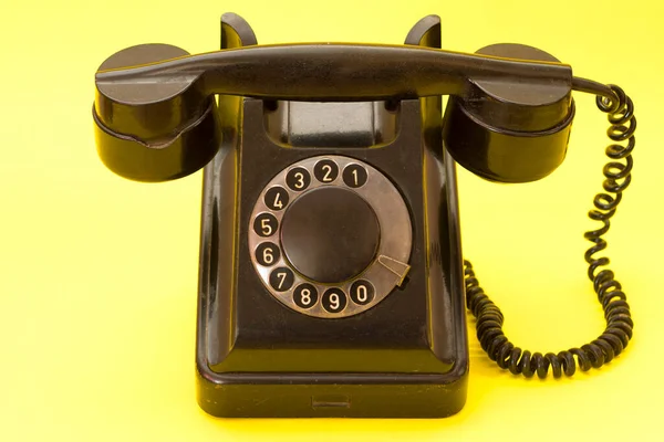 Retro Stílusú Vintage Telefon Sárga Háttérrel Régi Vezetékes Telefon Tekercselt — Stock Fotó