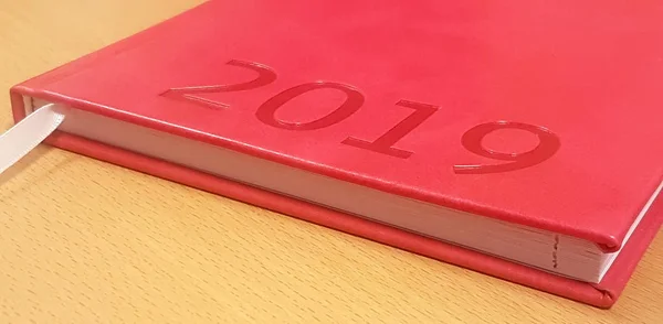 Een Close Van Het Bureau Achtergrond Een Roze Kalender Rechtenvrije Stockafbeeldingen