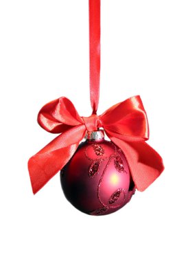 Beyaz bir arka plan üzerinde izole kırmızı yay ile asılı kırmızı bir Noel top