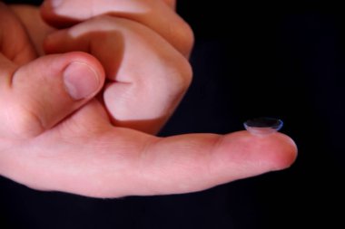 Kontakt lens üzerinde parmak vardır
