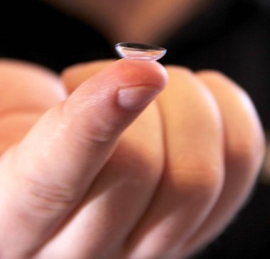 Bir parmağına bir kişi lens