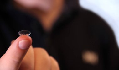 bir parmağındaki kişi lens