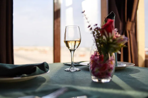 Ein Glas Weißwein Steht Auf Dem Tisch Vor Dem Hintergrund — Stockfoto