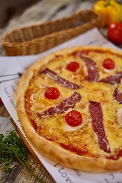 Pizza tavuk, mozzarella peyniri, tavuk eti beyaz arka plan üzerinde izole.