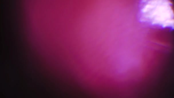 Bokeh violeta abstracto giratorio. Fugas mágicas de luz . — Vídeo de stock