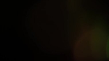 Rüya gibi renkli ışık darbeleri ve ışımalar.