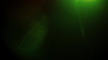 Renkli bokeh karanlıkta hareket. Geçiş ve bindirme etkileri ışık sızıntıları.