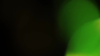 Koyu arka plan üzerinde sıcak renk tonu güzel ışık sızıntısı var. Gerçek Mercek parlaması ve hafif sızıntı.