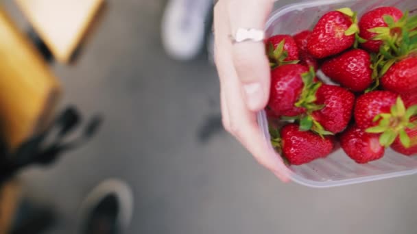 Mujer mostrando sus fresas orgánicas en un día soleado. Vista superior . — Vídeos de Stock