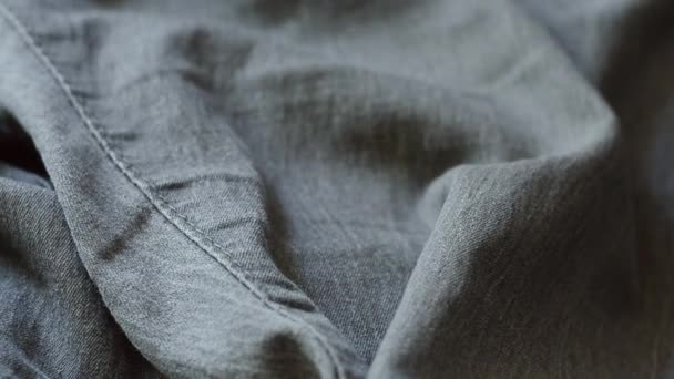 Gros plan de la surface du pantalon femme skinny gris . — Video