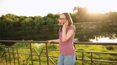 Sunset Bulvarında bir şehir Köprüsü telefonda konuşurken oldukça moda kadın.