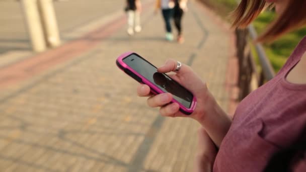 Händerna på trendiga hipster flicka med Smartphoneappen, surfa internet, SMS och kommunicera. Utomhus. — Stockvideo