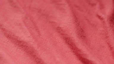 Kırmızı tekstil polyester ve pamuk hızlı dikey pan çekim.