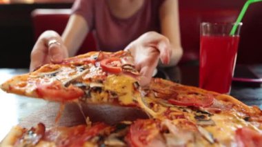 Dilim pizza süper peynir bir kafede germe ile alarak eller. Ağır çekim.