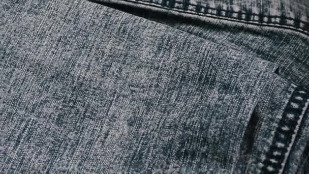 Dunkle, hochwertige Jeans mit beweglicher Textur. — Stockvideo