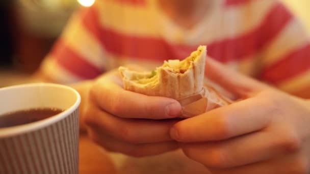 Closeup tiro de shawarma fresco quente em mãos masculinas . — Vídeo de Stock