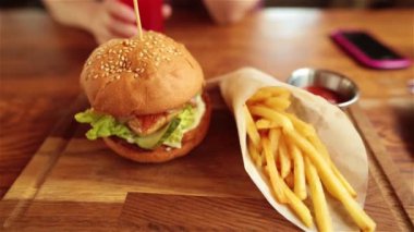 Sulu burger tavuk, patates kızartması, sos ve suyu. Smowmotion.