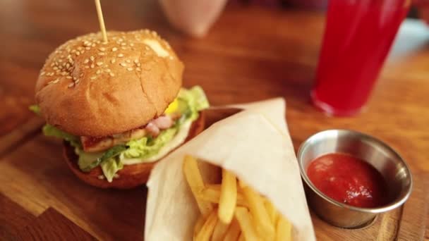 Hambúrguer de carne e batatas fritas. Foco da cremalheira . — Vídeo de Stock