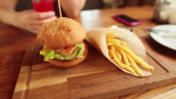 Hamburguesas y papas fritas de cerca. Sabrosa comida rápida . — Vídeos de Stock